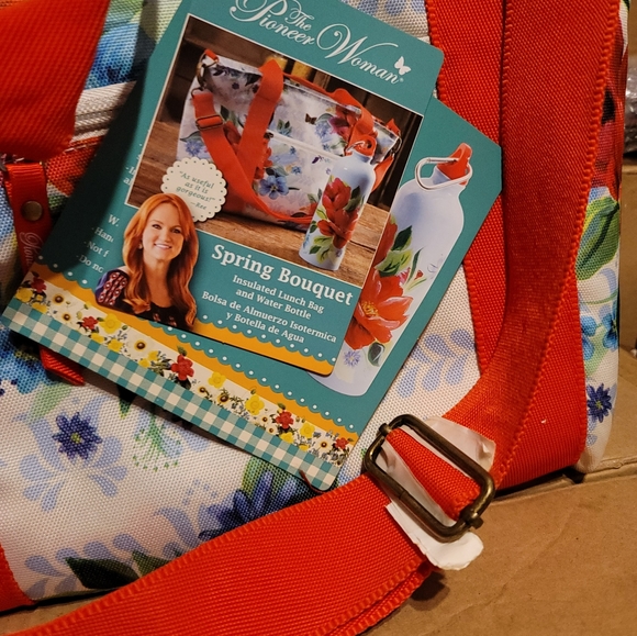 HTF Pioneer Woman Spring Bouquet lunch bag with water bottle - Picture 2 of 6